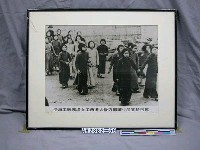 藏品(紀念抗日戰爭相關照片—沿海工廠礦場女工西遷大後方繼續生產支持抗戰（翻拍）)的圖片
